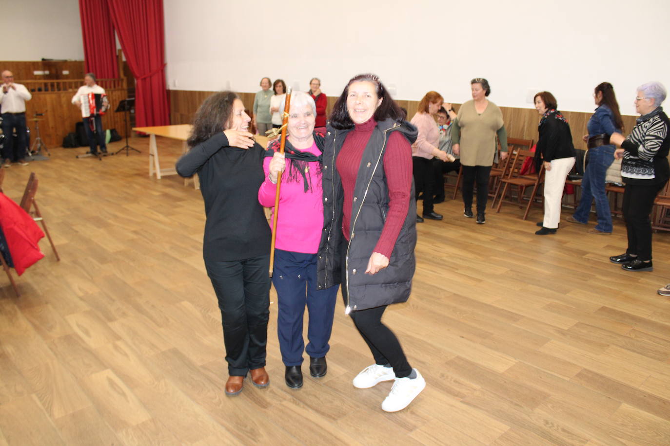 Las mujeres de Santibáñez de Béjar celebran la festividad de Santa Águeda