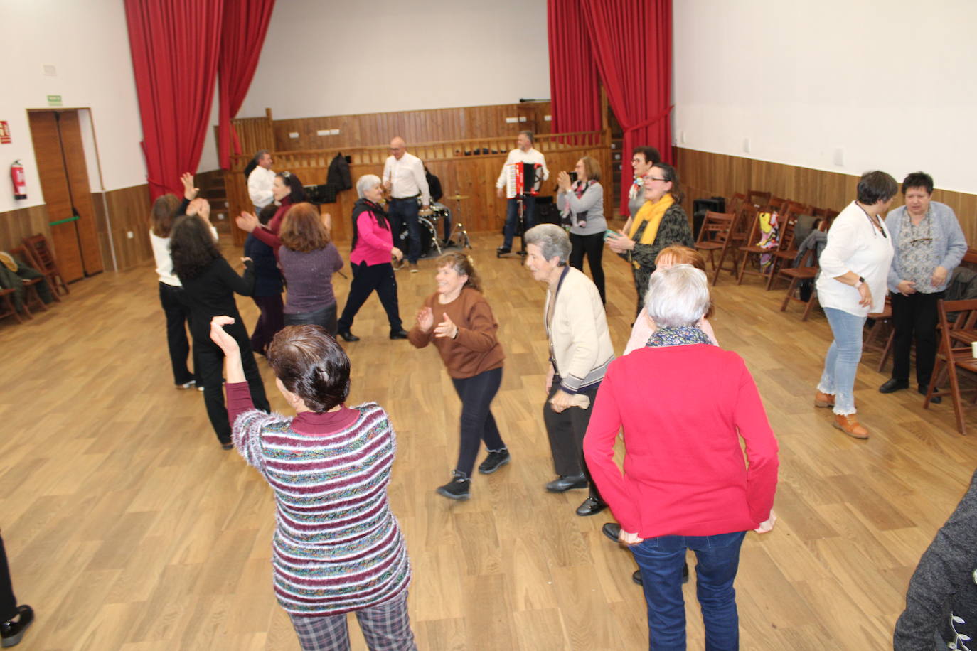 Las mujeres de Santibáñez de Béjar celebran la festividad de Santa Águeda