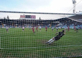 El capitán del CD Guijuelo Cristóbal Gil supera a Villanueva desde el punto de penalti en el derbi de la presente campaña.