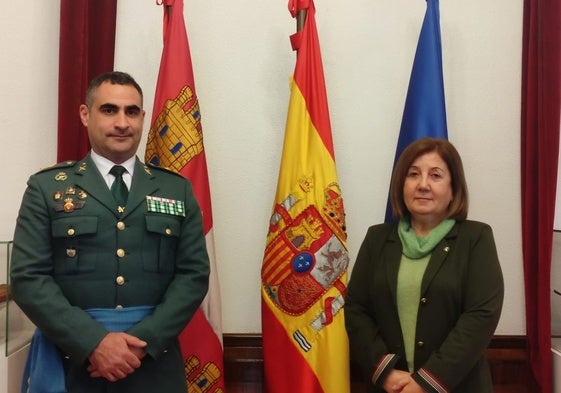 El teniente coronel Arturo Marcos, nuevo jefe de la Comandancia de la Guardia Civil y la subdelegada del Gobierno en Salamanca, Rosa López.