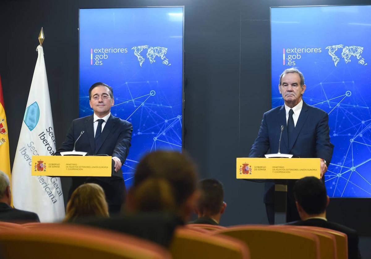 El ministro de Asuntos Exteriores, Unión Europea y Cooperación, José Manuel Albares, y el secretario general Iberoamericano, Andrés Allamand.