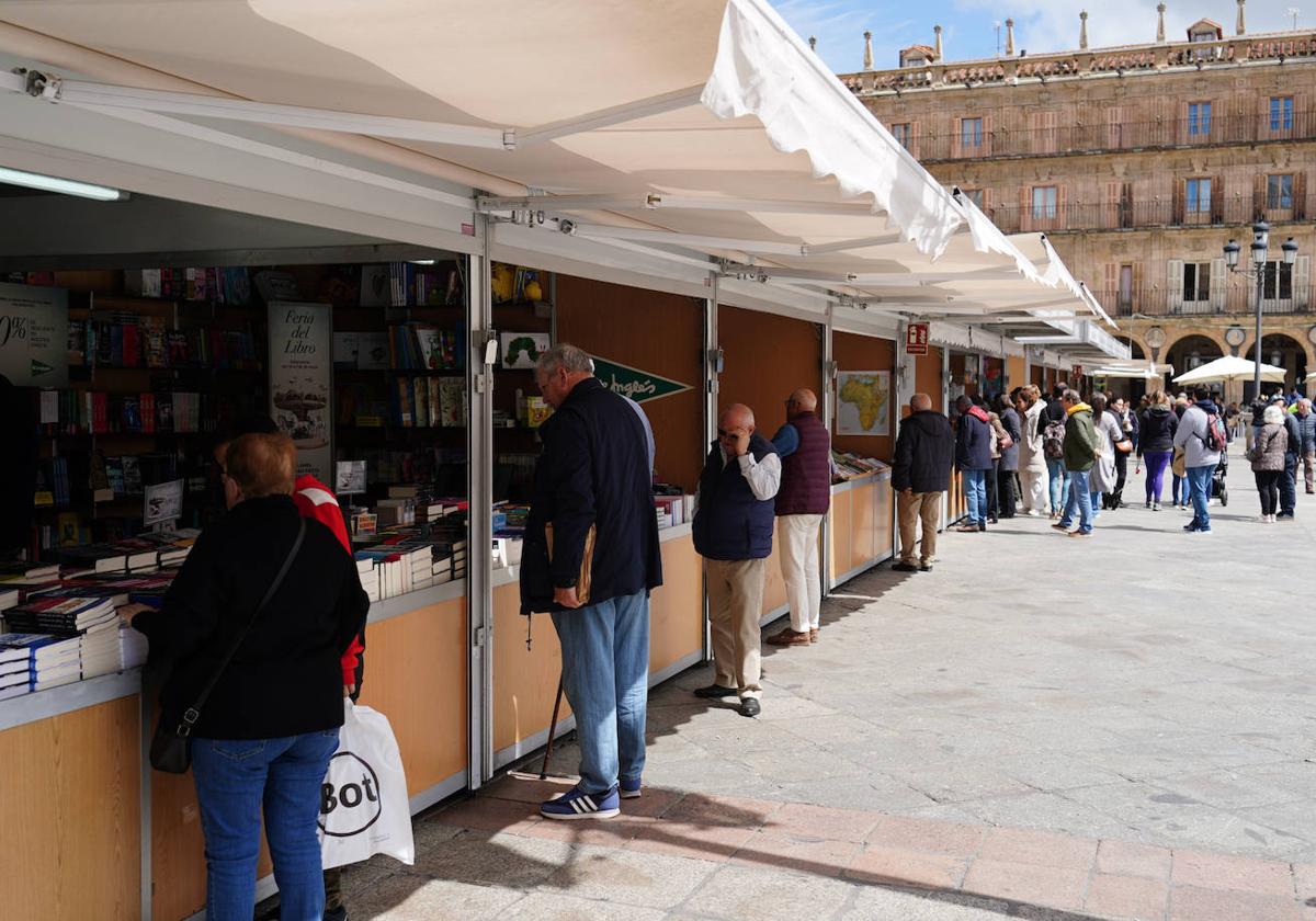 Salmantinos y turistas, en la Feria del Libro del año pasado.