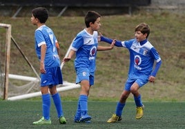 Jugadores del CD Doñinos alevín durante un partido de esta temporada