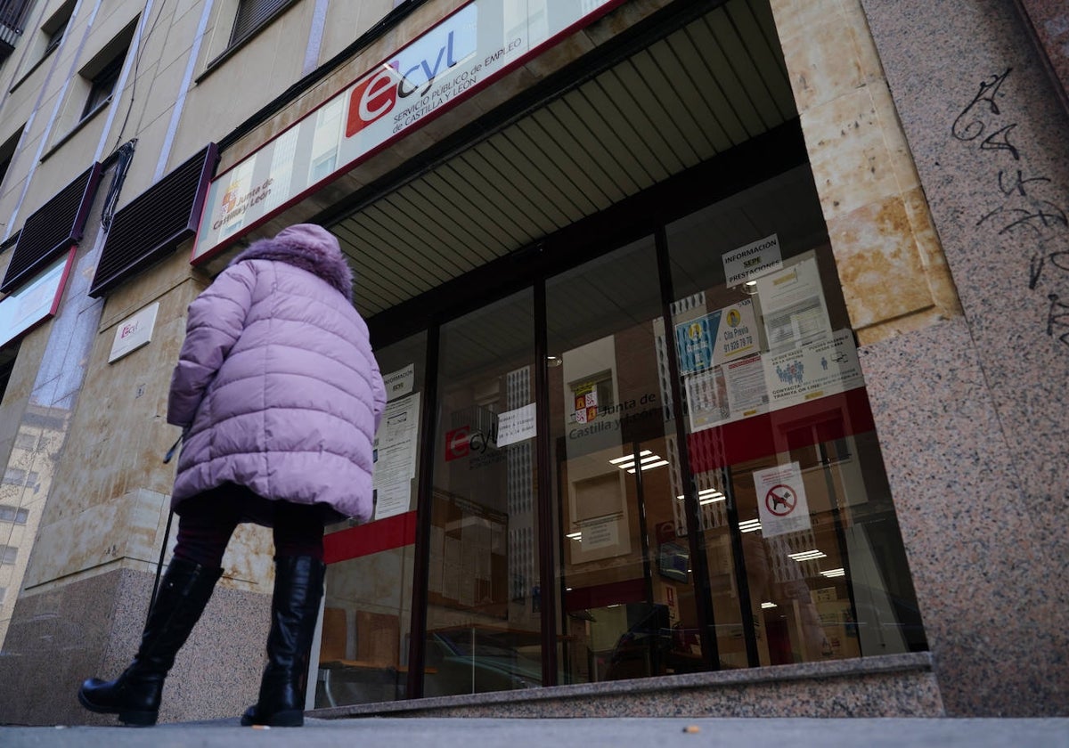 Una mujer pasa ante una oficina del Ecyl.