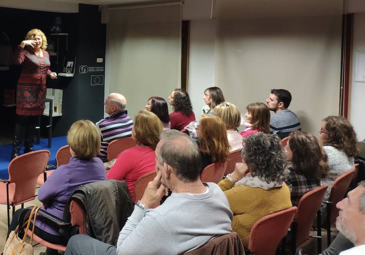 Veronica Pensosi en la biblioteca municipal de Peñaranda.