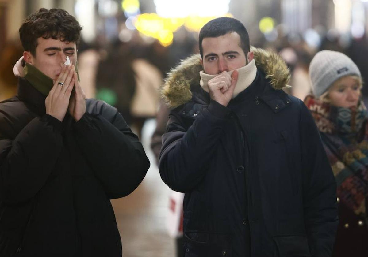 Dos jóvenes afectados por la gripe, en el centro de Salamanca.