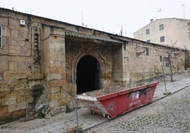 Un contenedor de obras, situado en la entrada de la capilla de la Misericordia, ubicada en la plaza de San Cristóbal.