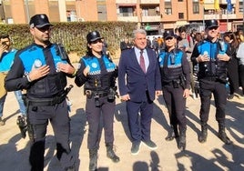 Laporta, junto a los agentes de la Policía Local.