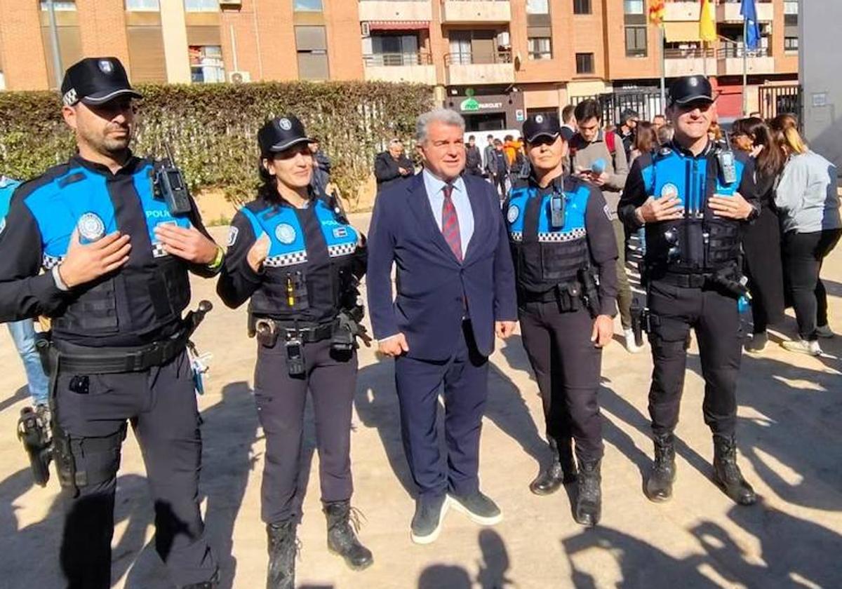 Laporta, junto a los agentes de la Policía Local.