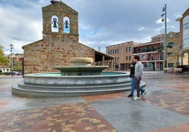 Unos vecinos paseando por la plaza de Carbajosa de la Sagrada.