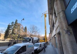 Varios vehículos aparcados en Salamanca.