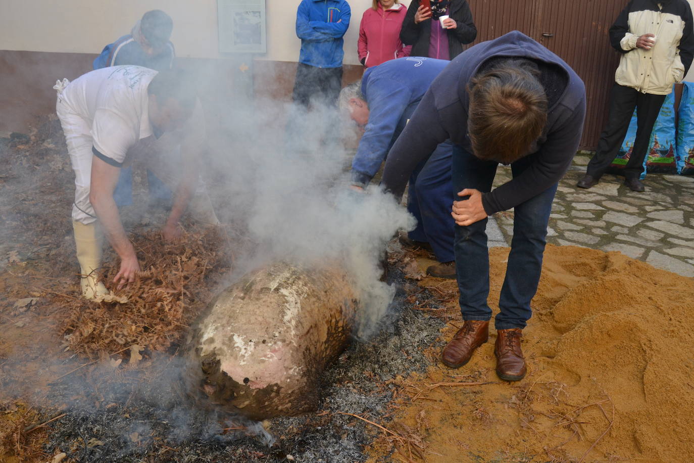 Ambiente festivo en Sequeros con aire matancero