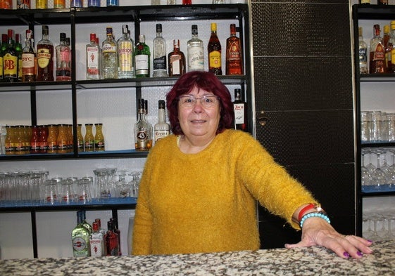 Mariluz Calvo Sánchez, en el bar que ahora gestiona, en Sepulcro Hilario