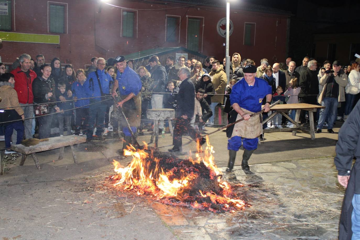 Guijuelo disfruta de su matanza nocturna