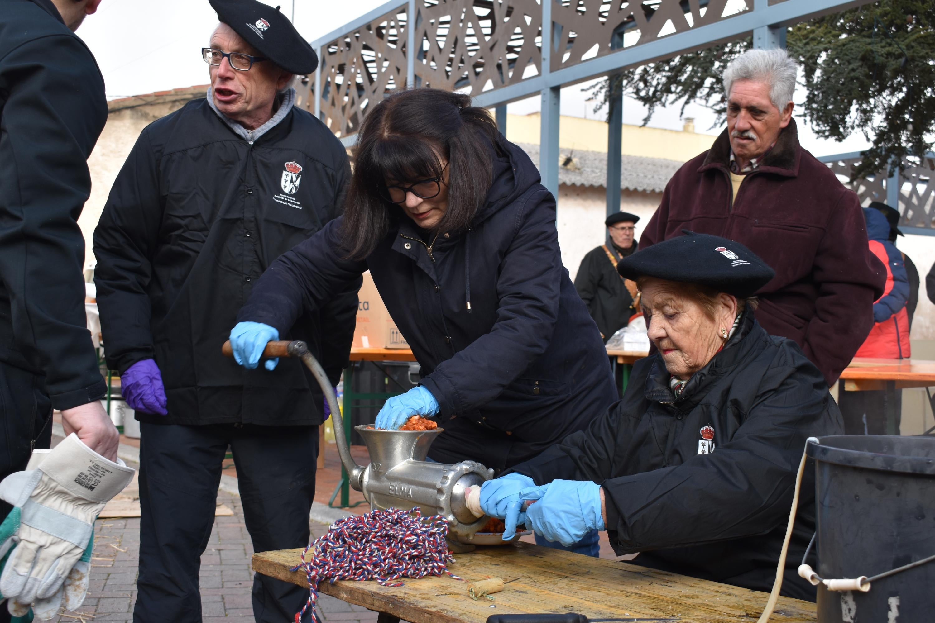 Convivencia, tradición y buen yantar en la matanza de Doñinos