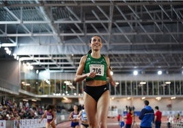 Eva Santidrián mira el crono con una gran sonrisa tras sus 51.70 en Salamanca.