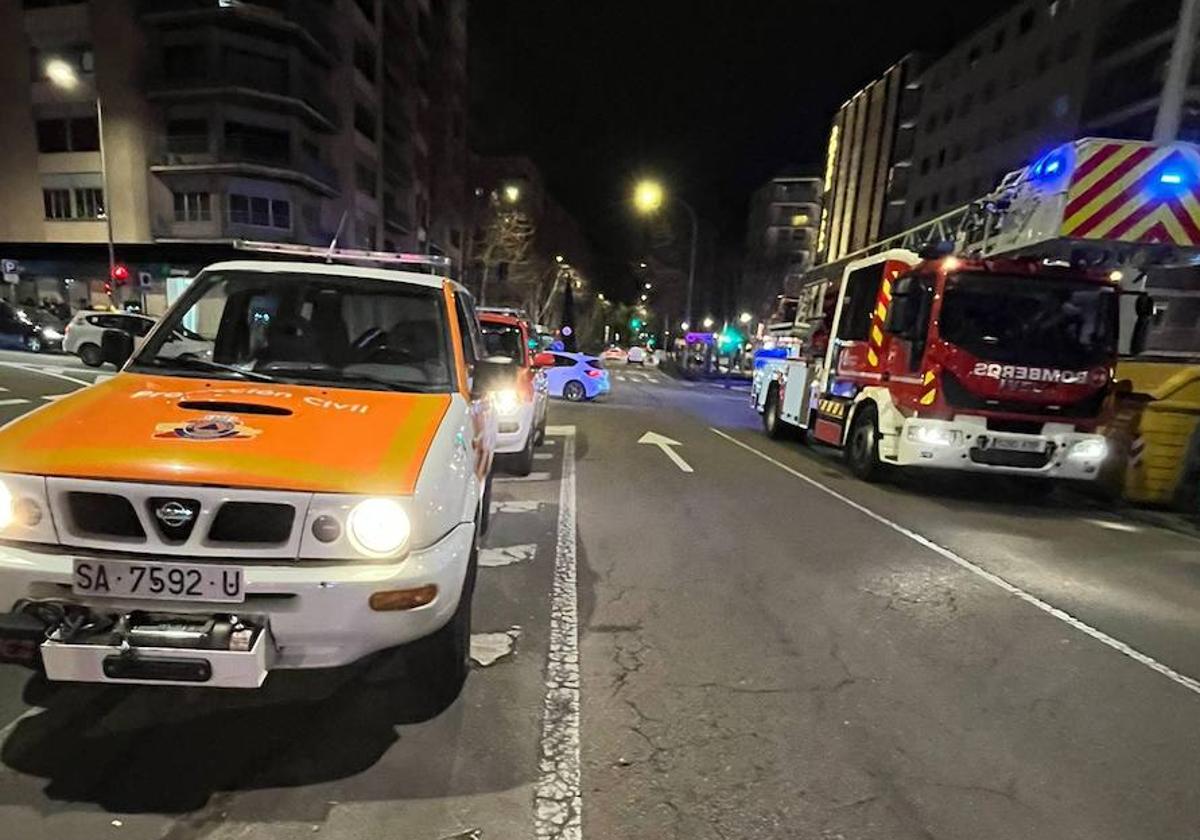 Protección Civil y Bomberos de Salamanca, en el Paseo de Carmelitas, en la tarde de este sábado.