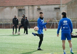 Malabarismo de Chuca antes de comenzar la última sesión de entrenamiento de la semana sobre el anexo del Reina Sofía.