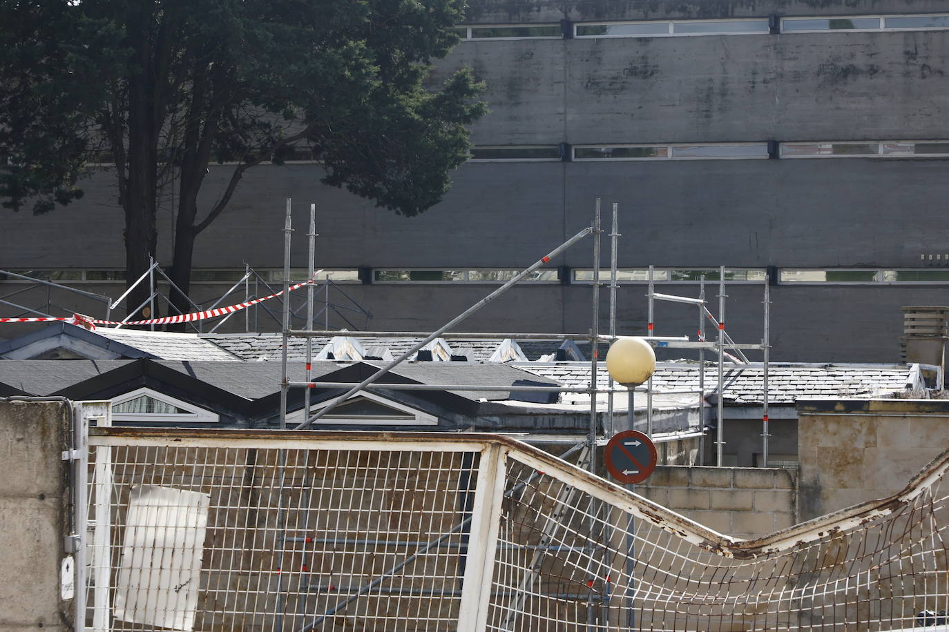 Obras de reparación en la cubierta de pizarra de las instalaciones.