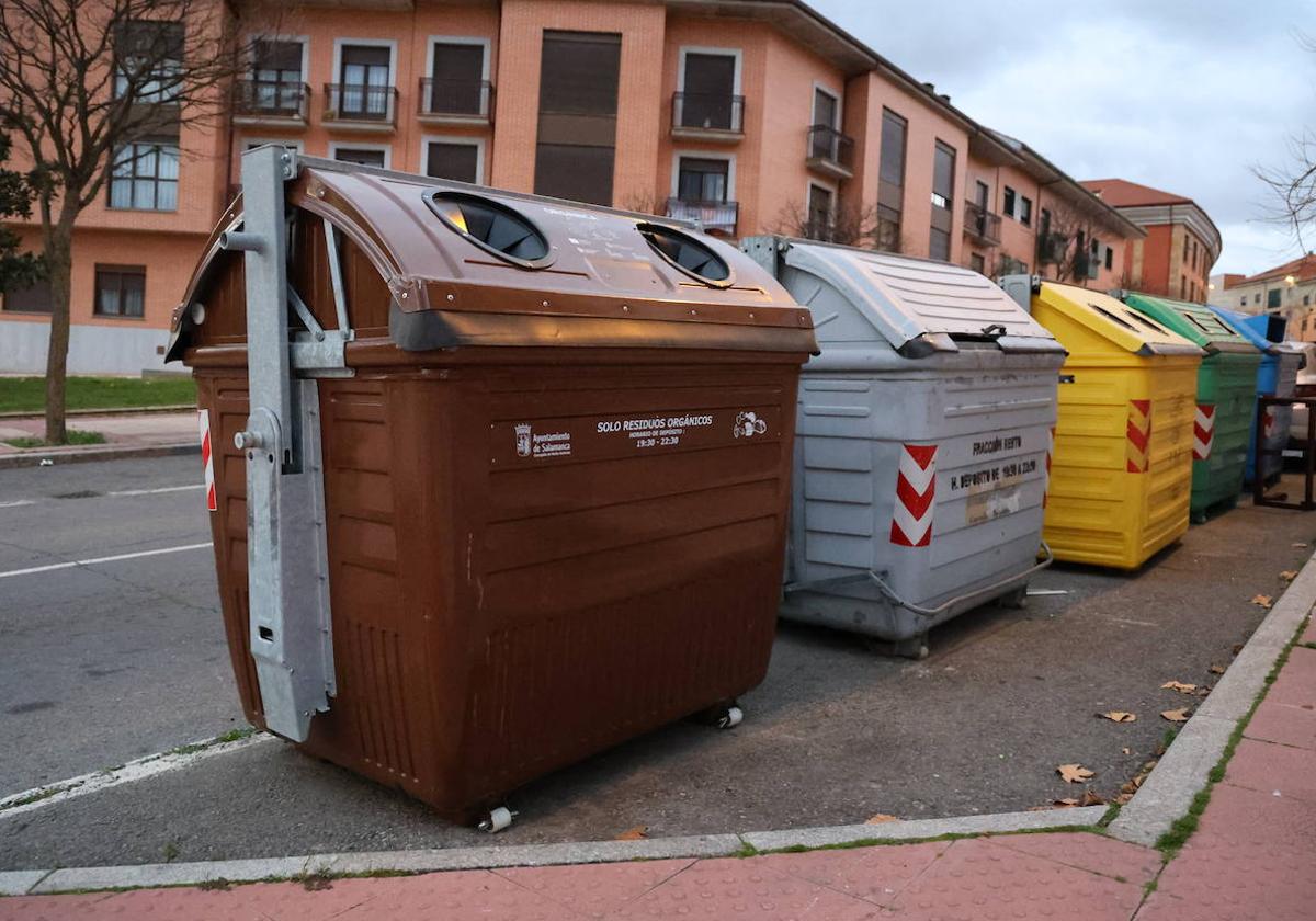 Contenedores en una calle de Salamanca