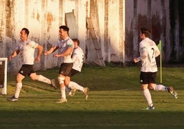 Moríñigo celebra un gol del Ciudad Rodrigo CF en el Francisco Mateos.