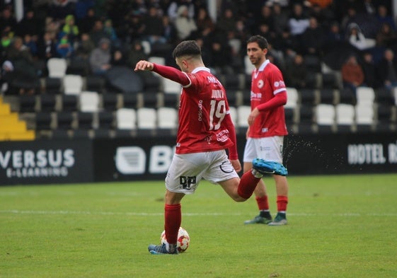 Jonny sacando una acción a balón parado de Unionistas en el choque de este domingo en Irún.