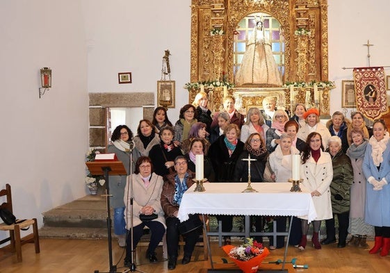 Las mujeres de Gallegos de Solmirón, en la ermita junto a la Virgen de Gracia Carrero.