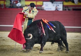 Pase de pecho a pies juntos de Emilio de Justo a Desprendido, de Garcigrande.