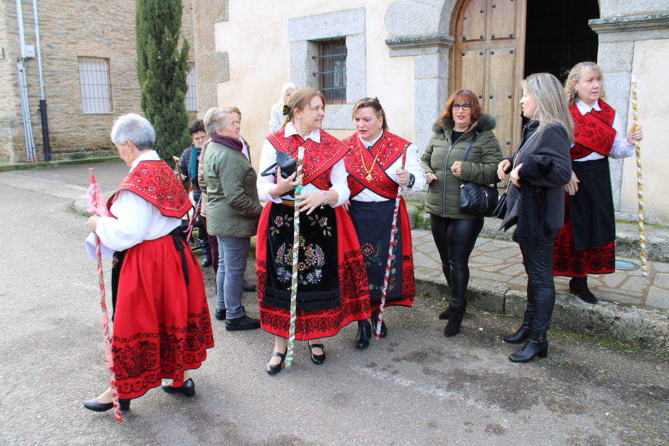 Las mujeres de Fuenterroble de Salvatierra celebran la festividad de Santa Águeda