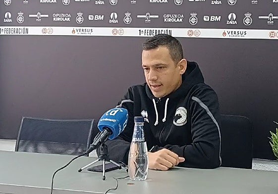 Llácer durante su comparecencia postpartido en Irún.