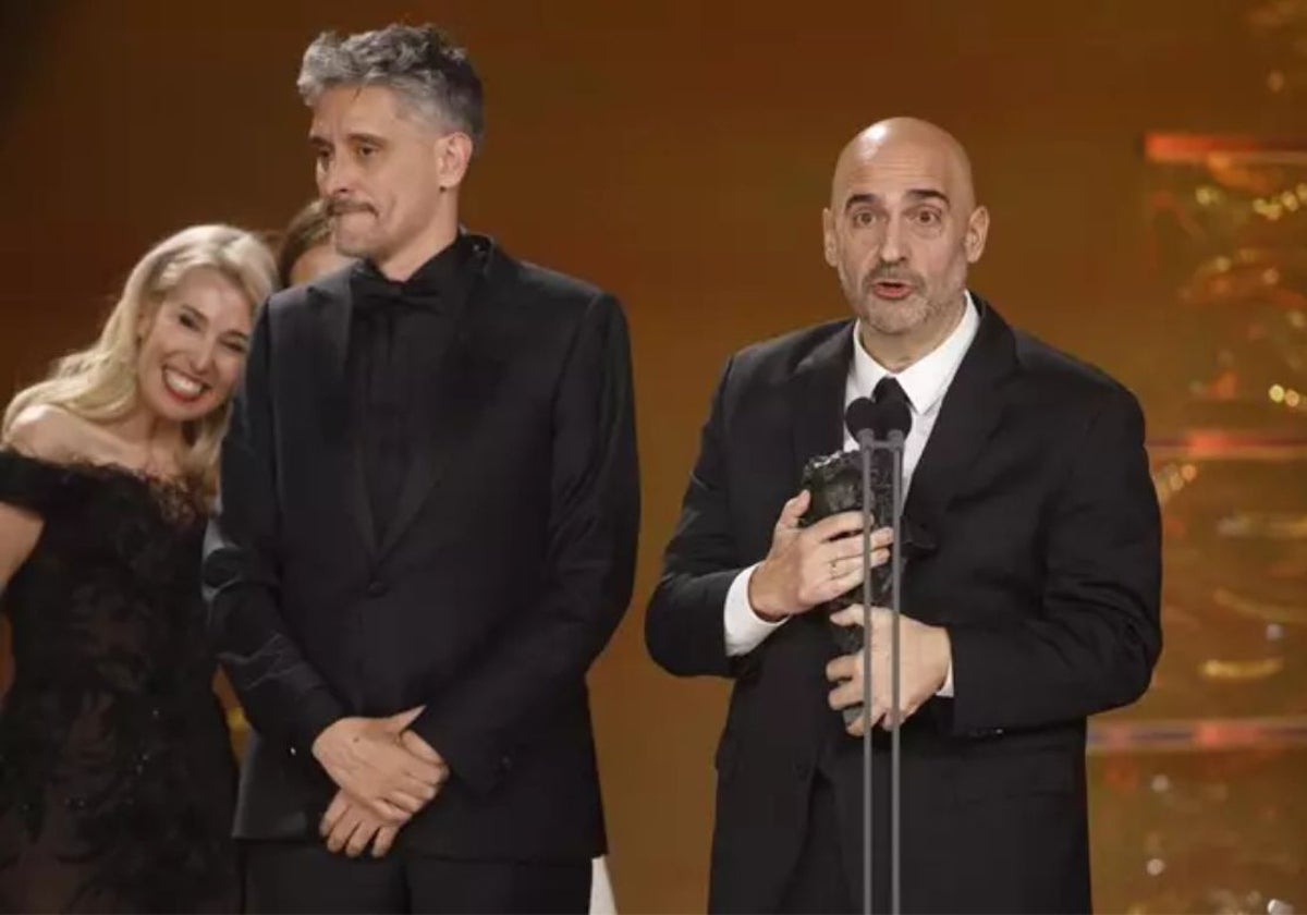 El director Marcel Barrena junto a el productor Javier Méndez recibe Goya ex aequo a Mejor Película por 'El 47' en la 39º edición de los Premios Goya.