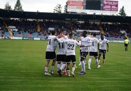 Los jugadores del Salamanca UDS celebran el tanto de Martín Galván en la primera mitad.