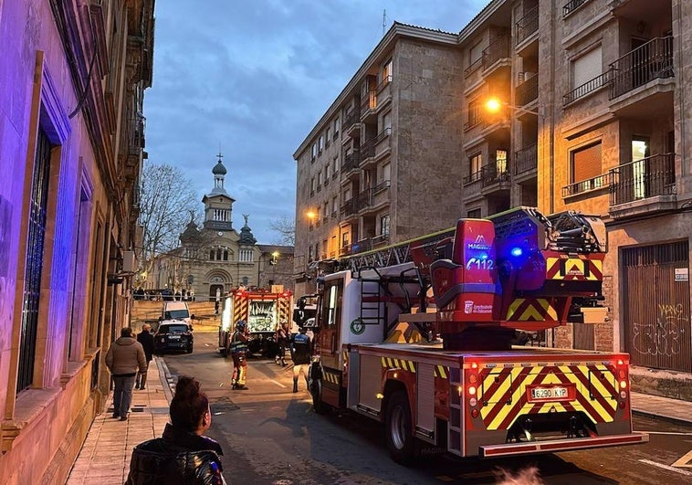 Los Bomberos, en el lugar de la extinción.