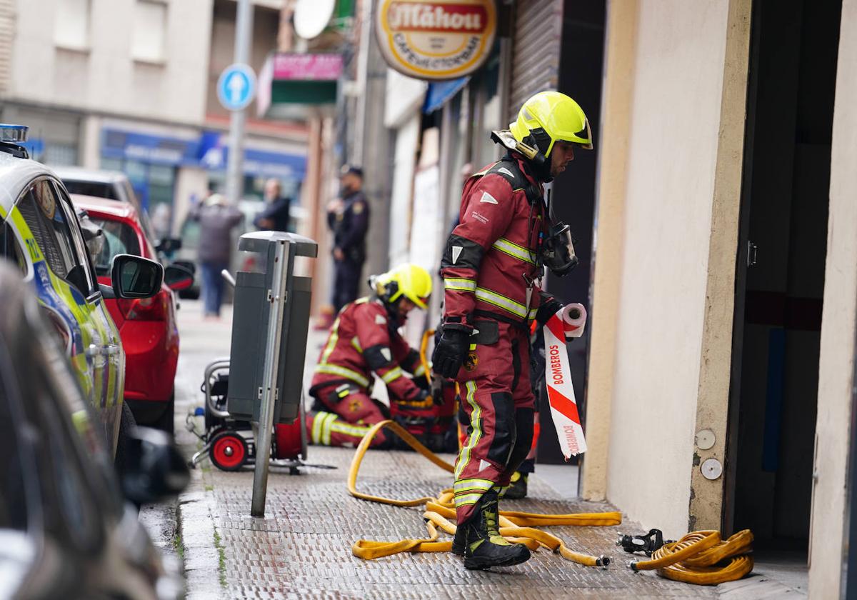 Los bomberos, durante el incendio registrado en una vivienda de la calle Príncipe del barrio Vidal.