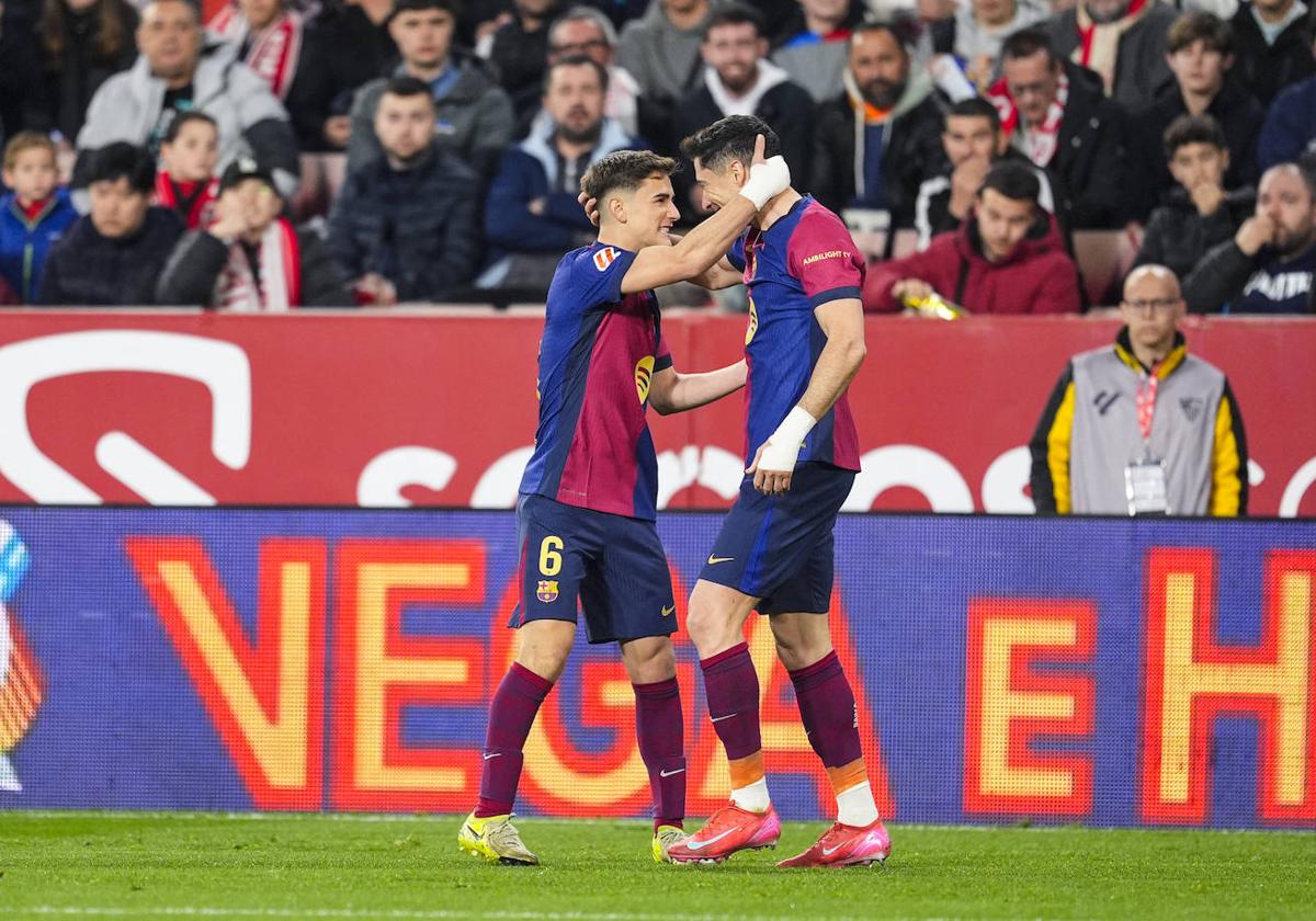 Gavi abraza a Lewandowski después de uno de los goles marcados por el Fútbol Club Barcelona en el Sánchez-Pizjuán.