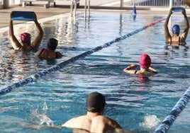 Sesión de natación terapéutica en la piscina de San José, una de las opciones que ofrece Piscis.