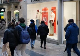 Imagen del escaparate de una tienda de Salamanca, en plenas rebajas.