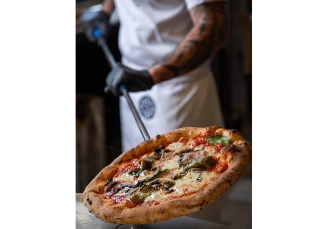 La masa se prepara diariamente en el obrador de la pizzería.