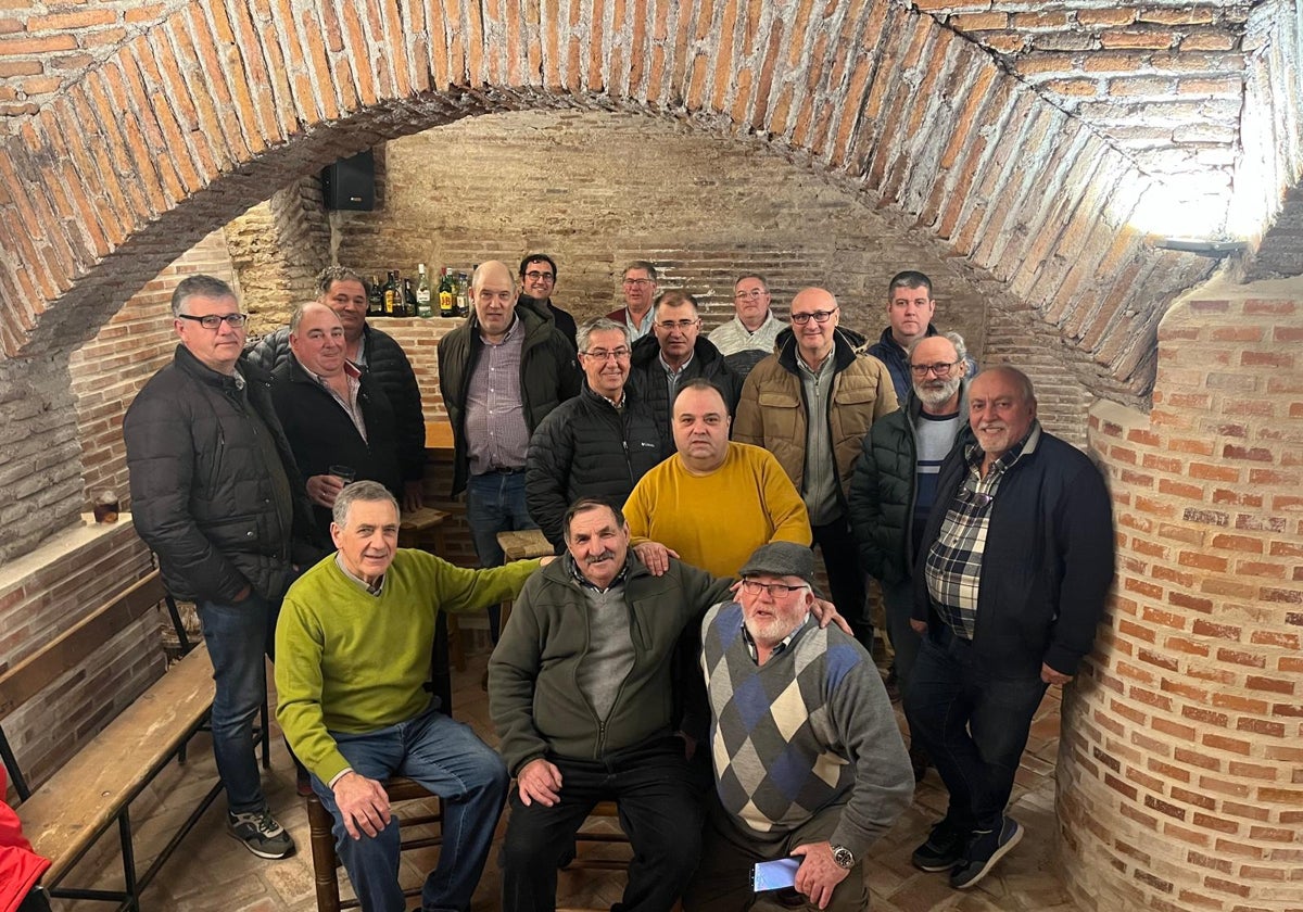 Hombres reunidos en la bodega de José Carlos para tomar la copa.