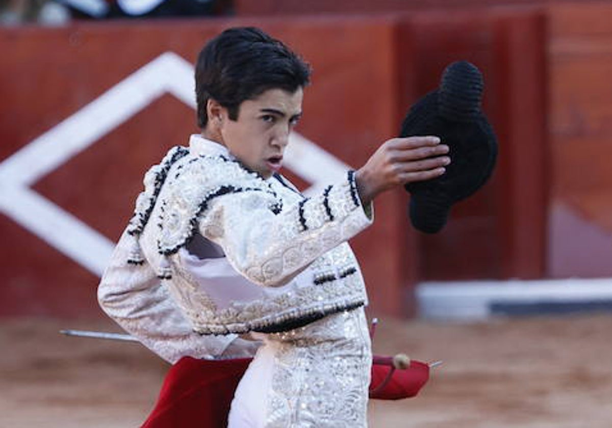 Marco Pérez brinda un toro en la plaza de toros de La Glorieta.