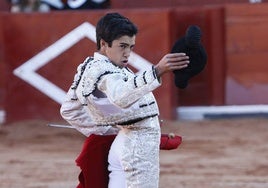 Marco Pérez brinda un toro en la plaza de toros de La Glorieta.