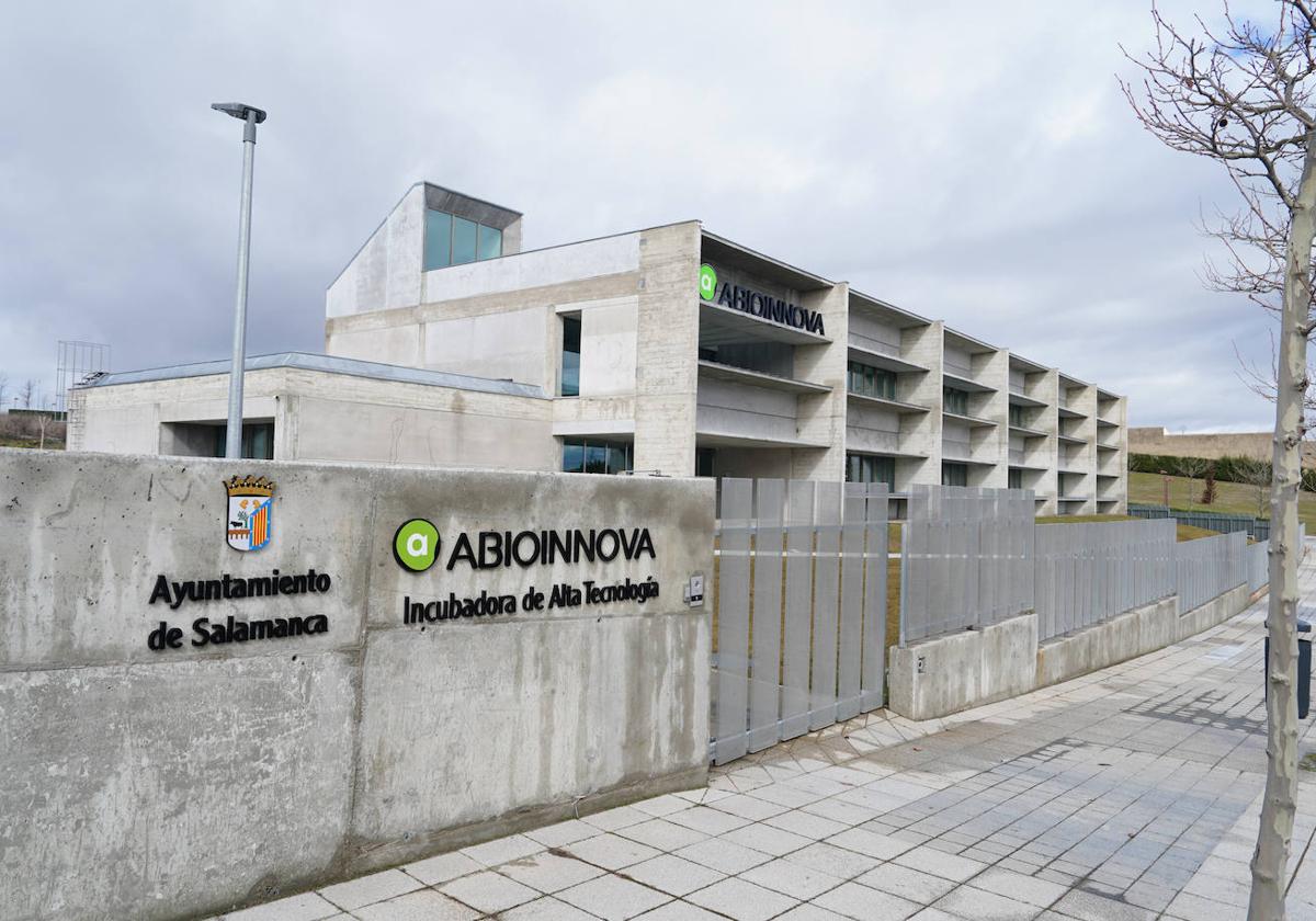 Exterior del edificio de la bioincubadora Abioinnova en La Platina, ya terminado.