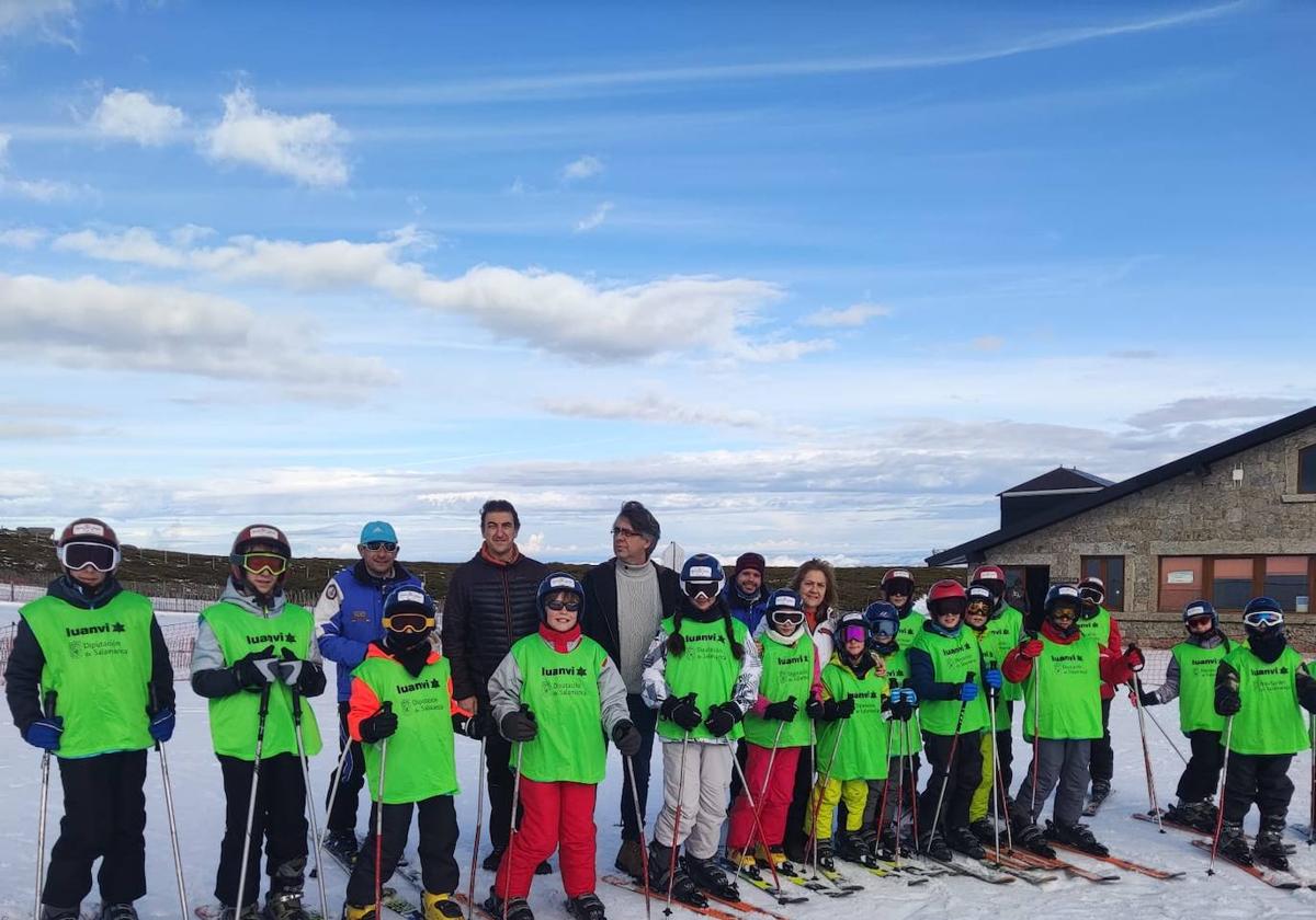 Los escolares presentes ayer en La Covatilla posaron con las autoridades locales que acudieron para recibirles.