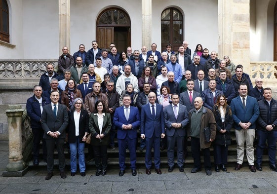 Representantes de la Junta, de la Diputación y alcaldes de Salamanca en la firma del convenio para poner en marcha el Plan de Expansión Rural del 012