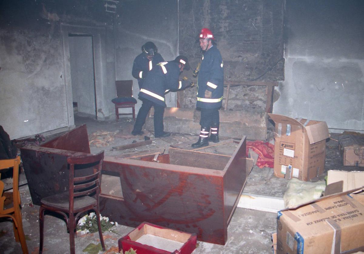 Los Bomberos sofocan un incendio en el sótano del seminario de Carvajal en el año 2000.