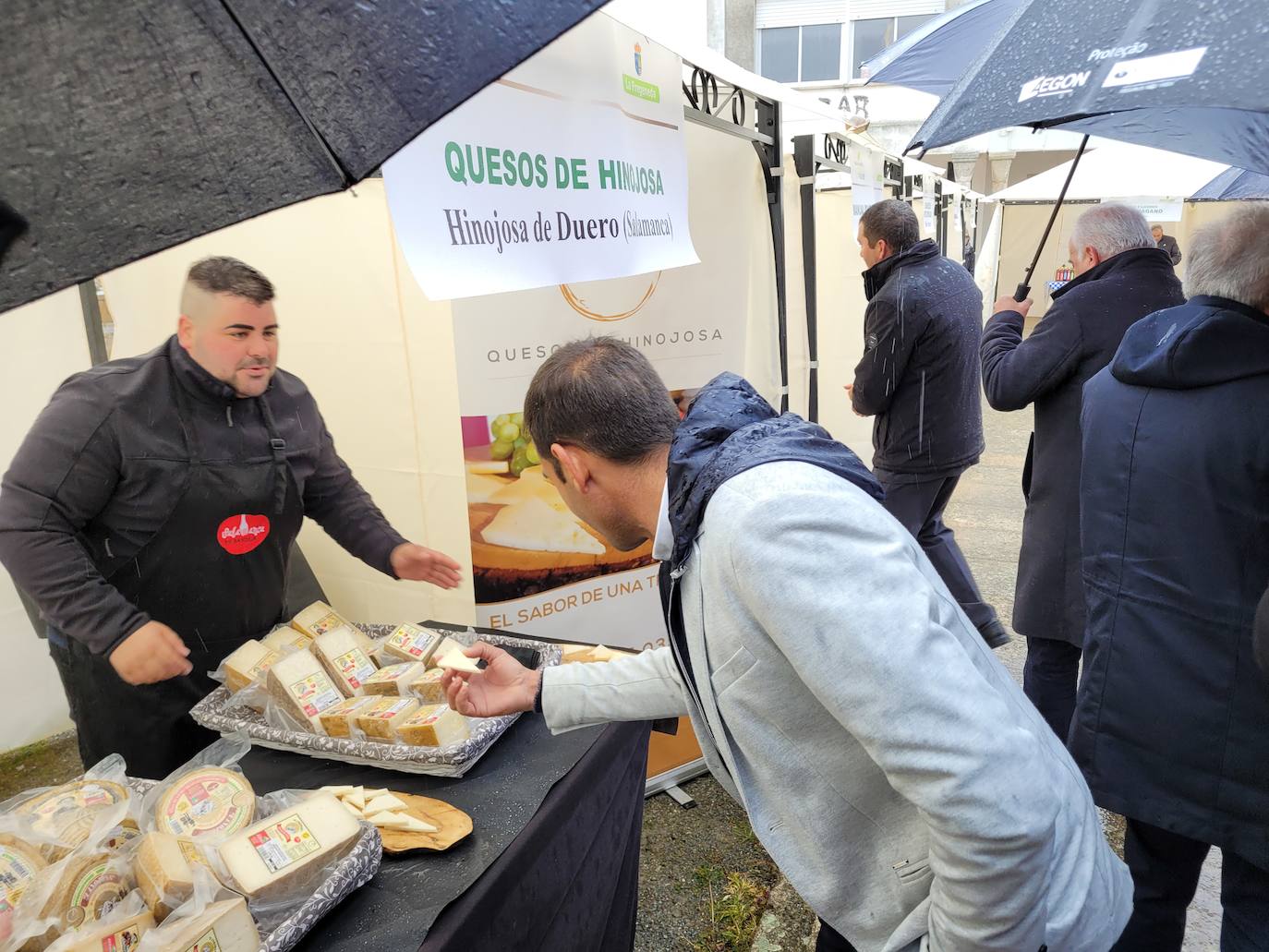 El sabor, protagonista en los puestos del Día del Almendro.