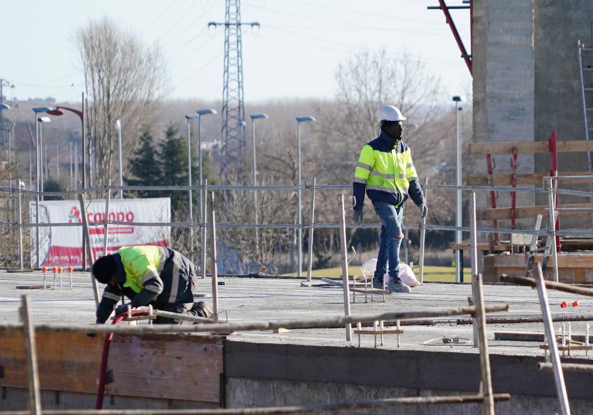 Obreros de la construcción, durante las tareas de encofrado de un nuevo edificio en Salamanca.