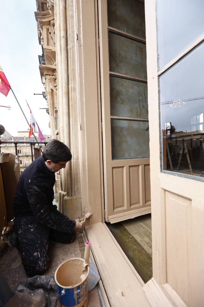 Valentín Gómez ha dejado para la parte final la pintura de los balcones de la segunda planta del Ayuntamiento, de 3,5 metros de alto y 70 kilos, los más difíciles de manejar. Para colocarlos tras el arreglo han hecho falta seis personas.