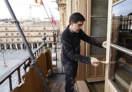 Valentín Gómez remata una de las ventanas de los balcones de la segunda planta del Ayuntamiento, las más grandes de la Plaza.