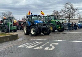 Tractores llegan al mercado de ganados a protestar.